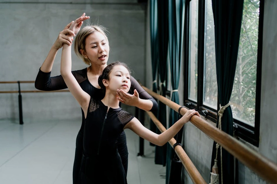 Manager che guida una riunione con empatia